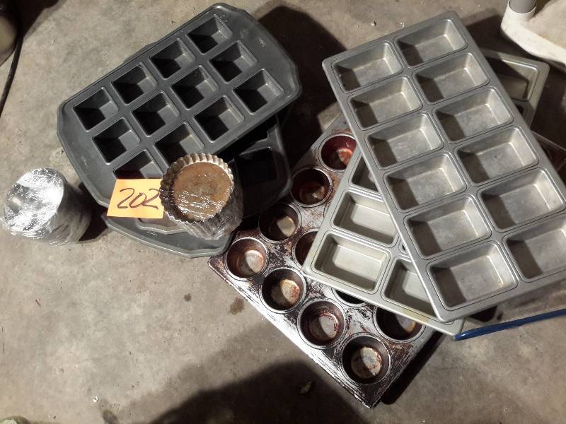 lot 201 image: Misc. Cupcake and baking pans as pictured