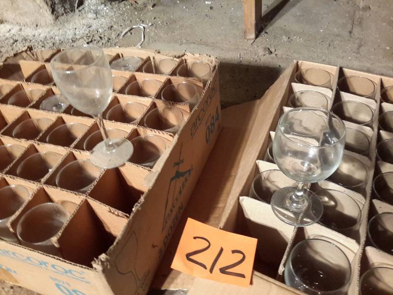 lot 212 image: Large lot of square, rectangular and oblong dinner platters as picture