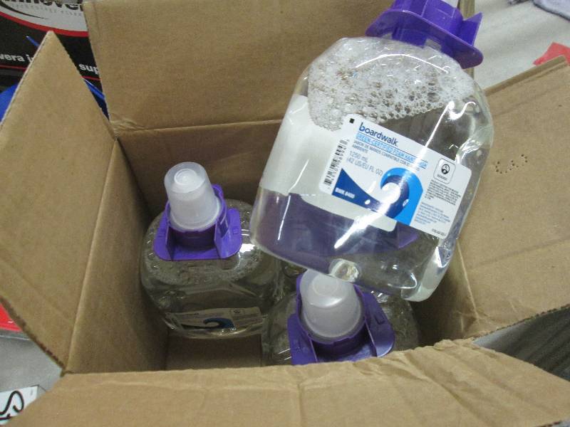 Box of 4 1250 ml Boardwalk Foam Ha...