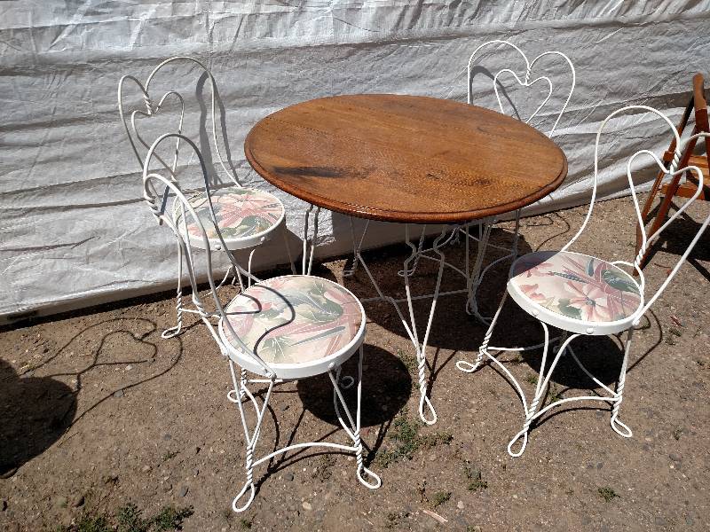 lot 134 image: 36 Oak Table & (4) Ice Cream Parlo...