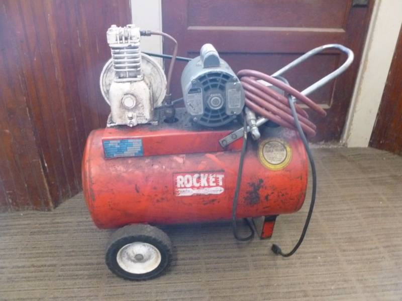 lot 4 image: Air Compressor