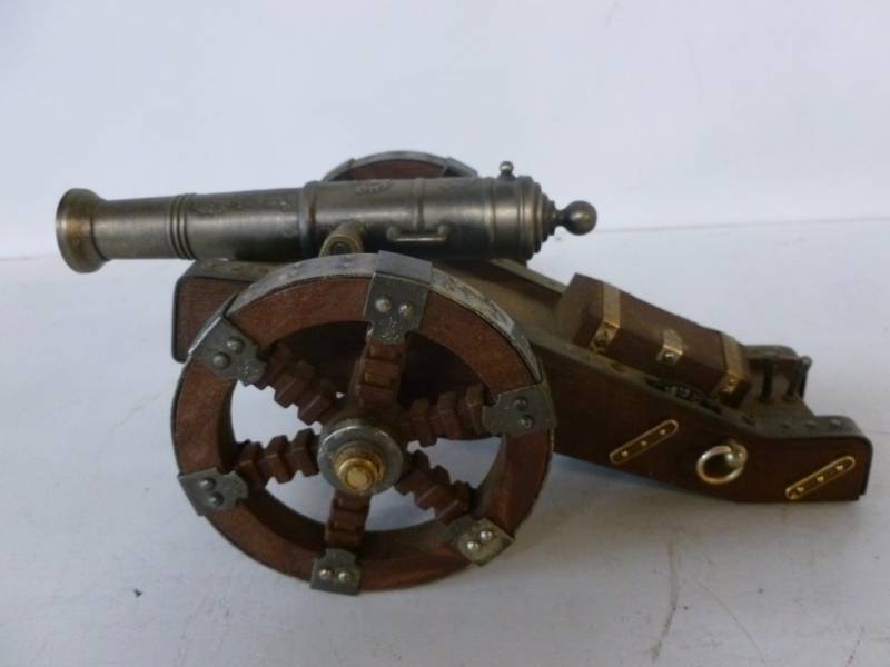 lot 14 image: Radio Canon