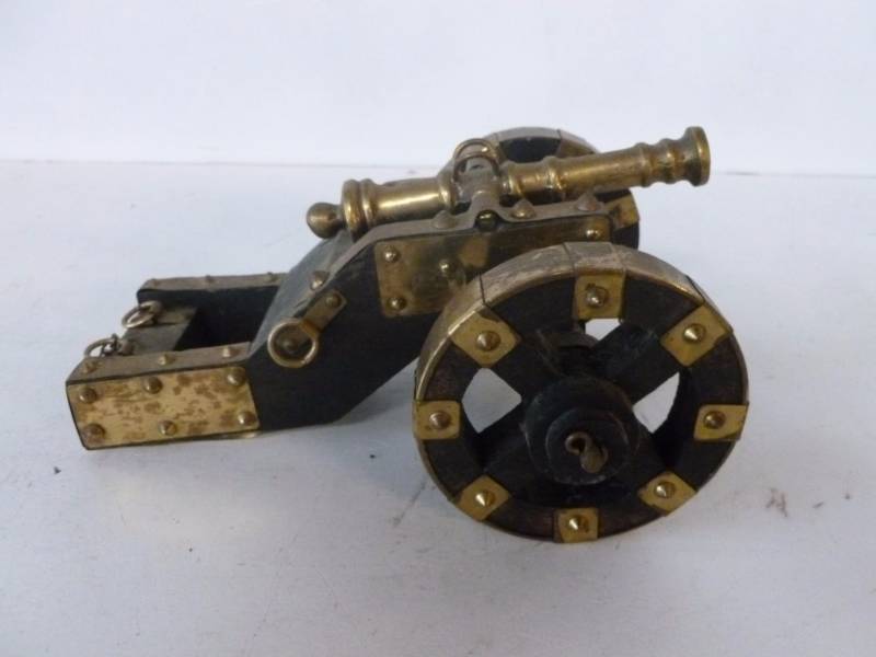 lot 15 image: Vintage Mantle Canon