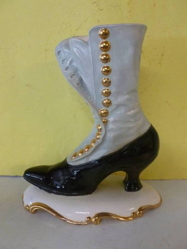 lot 16 image: Decorative
