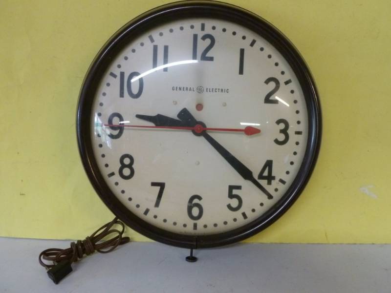 lot 19 image: Vintage Clock