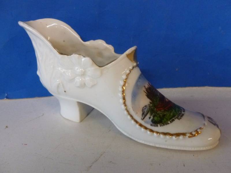 lot 26 image: Vintage Souvenir
