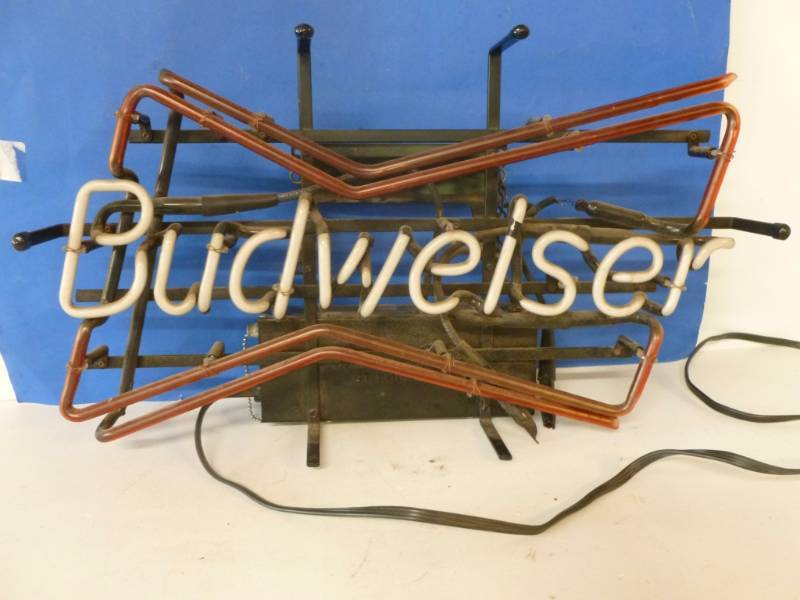 lot 29 image: Budweiser Beer Neon Light