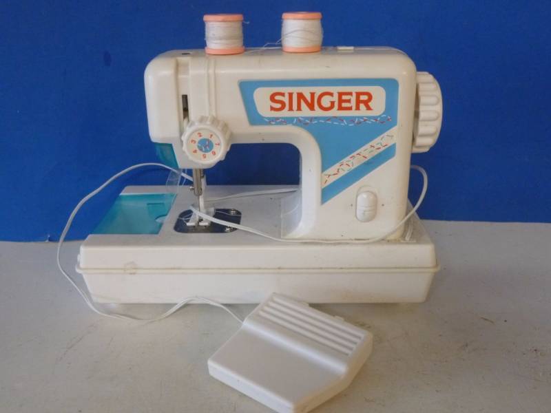 lot 71 image: Kids Sewing Machine