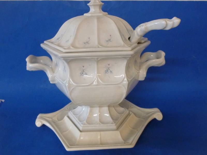 lot 79 image: Soup Tureen