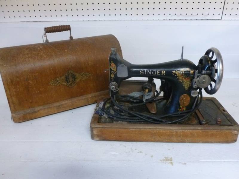 lot 93 image: Vintage Sewing Machine