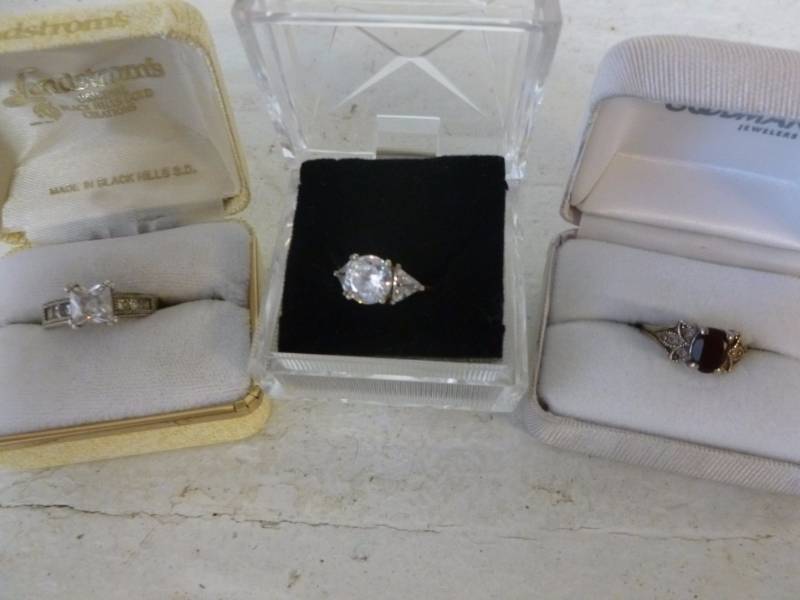 lot 120 image: Rings