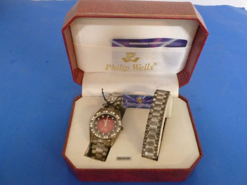 lot 126 image: Watch Set