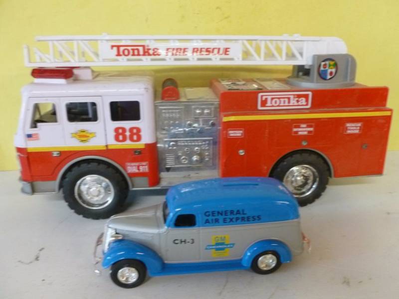 lot 138 image: Ertl Truck Coin Bank