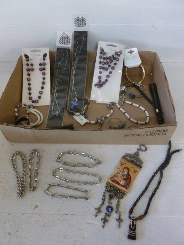 lot 189 image: Jewelry