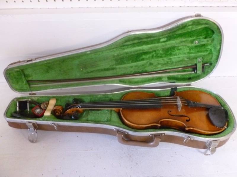 lot 204 image: Vintage Violin