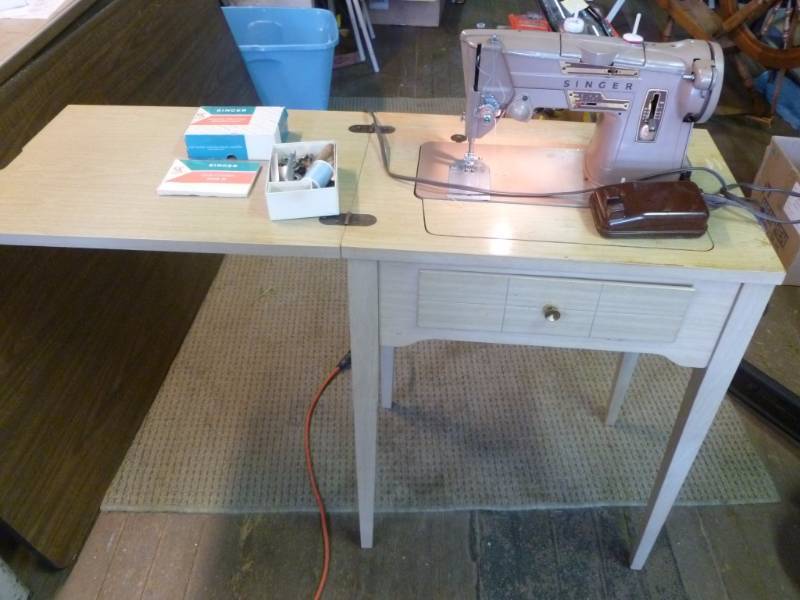 lot 206 image: Sewing Machine