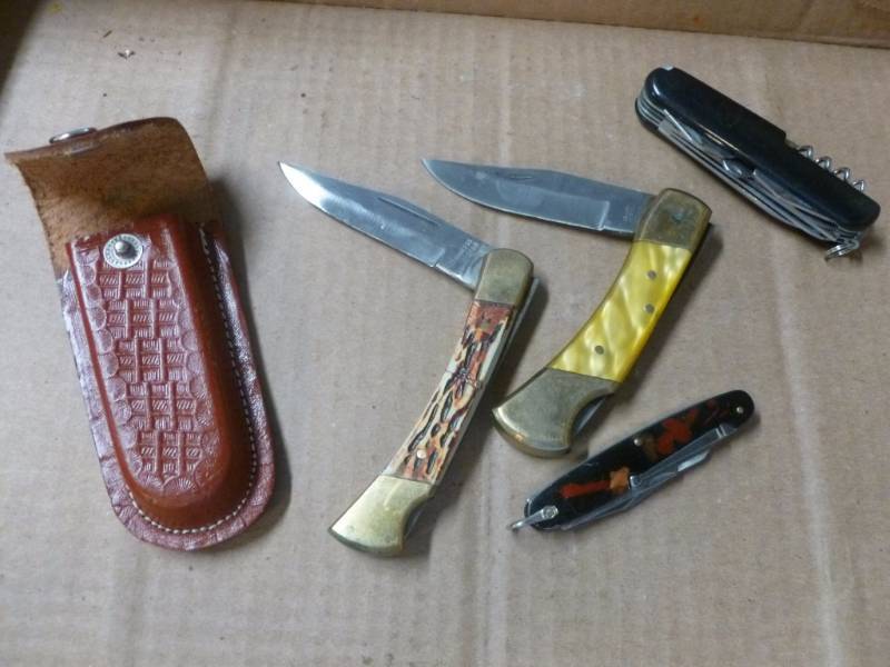 lot 226 image: Knives