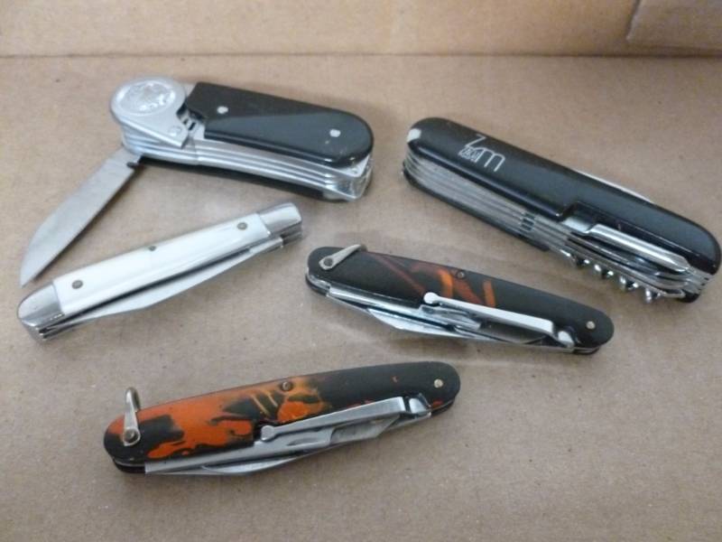 lot 227 image: Pocket Knives
