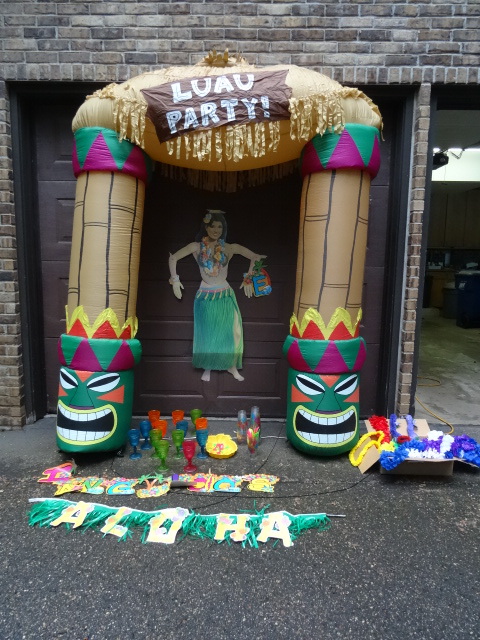 lot 25 image: Everything you need for a Luau part...