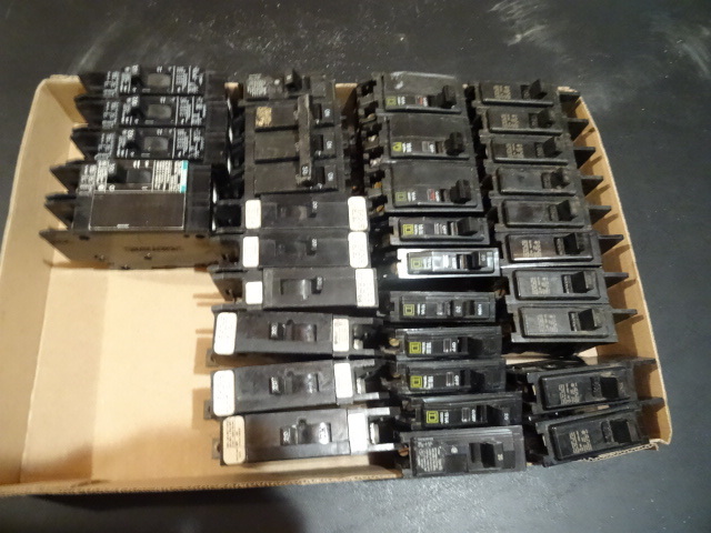 lot 47 image: Misc bolt o citcuit breakers. Vario...