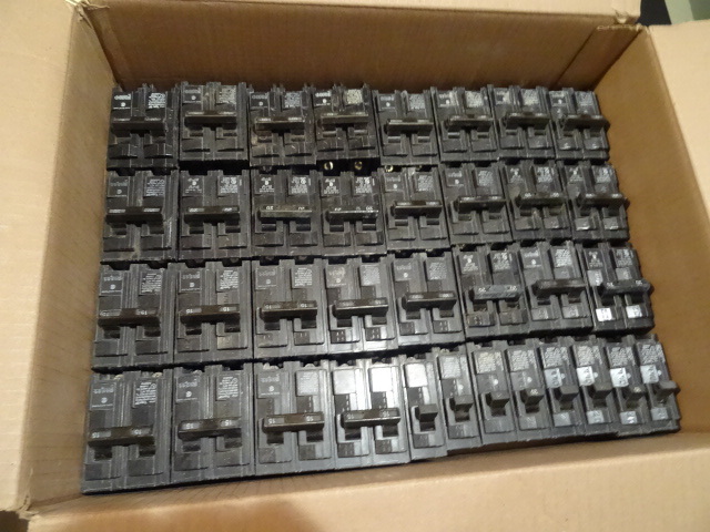 lot 48 image: Misc plug in Siemens citcuit breake...