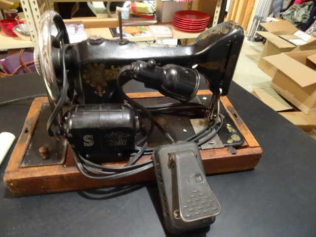 lot 49 image: Hexagon vintage sewing machine. Foo...