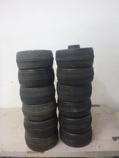lot 9 image: 12 Plastic Tires