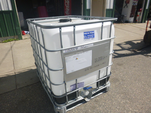 lot 17 image: 250 Gallon Tote