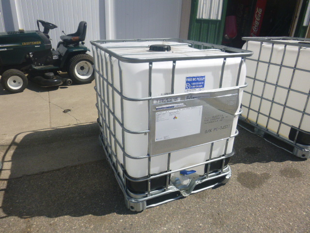 lot 19 image: 250 Gallon Tote