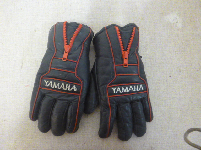 lot 39 image: Yamaha Gloves