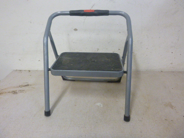 lot 42 image: Rubbermaid Step Stool