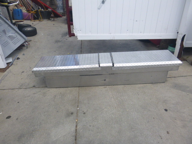 lot 85 image: Aluminum Diamond Plate Toolbox