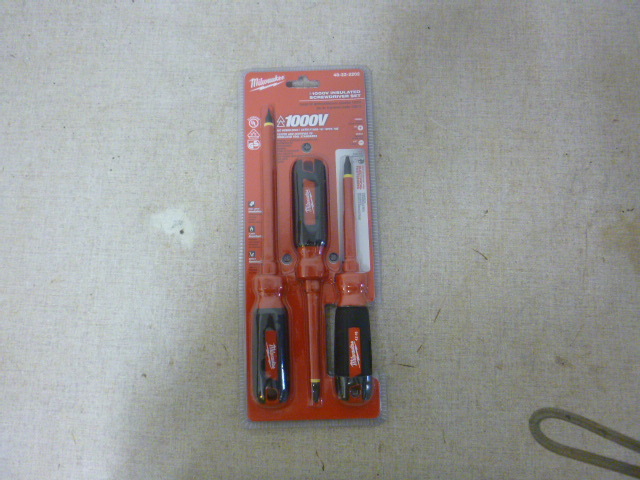lot 100 image: Milwaukee Insulated 3 Piece Screwdriver Set