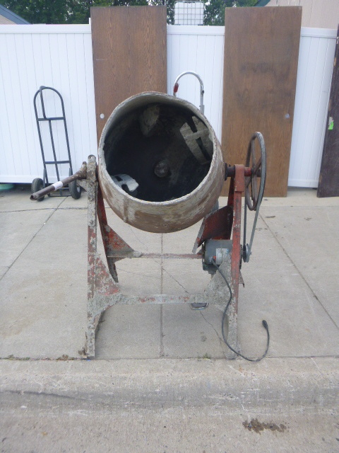 lot 102 image: Electric Cement Mixer
