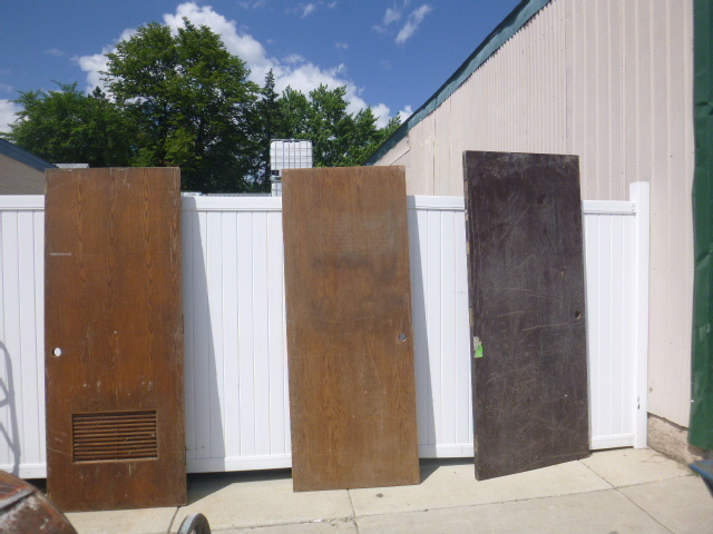 lot 105 image: 3 Doors