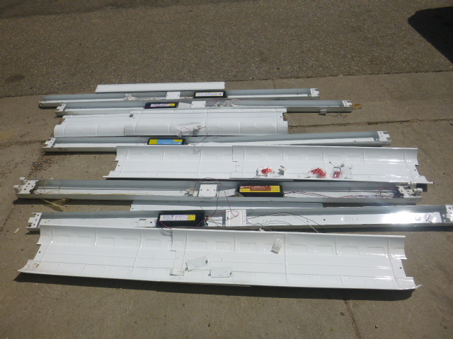 lot 106 image: 5 Fluorescent Lights