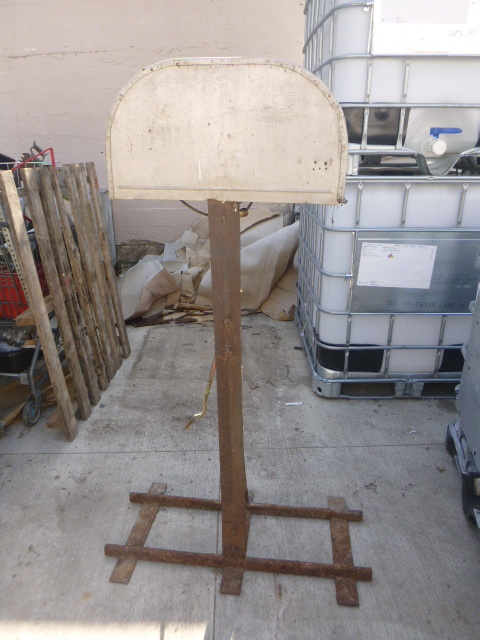 lot 114 image: Propane Tank Stand
