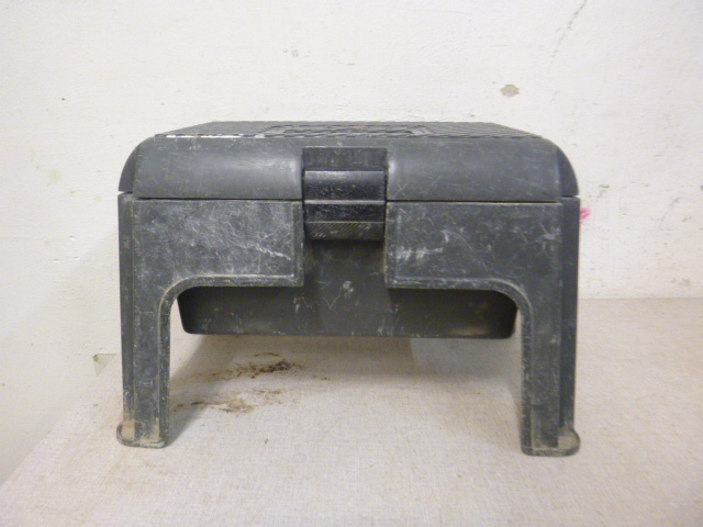 lot 144 image: Rubbermaid Step Stool