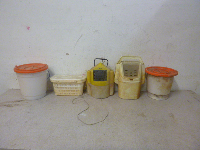 lot 175 image: 5 Bait Buckets