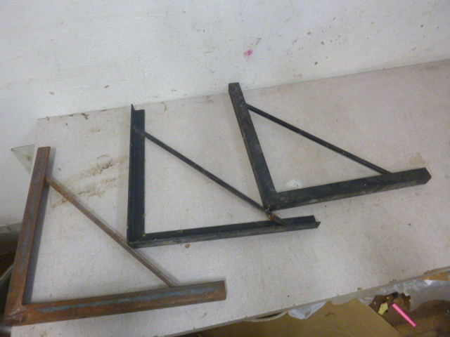 lot 177 image: 3 L-Shelf Brackets