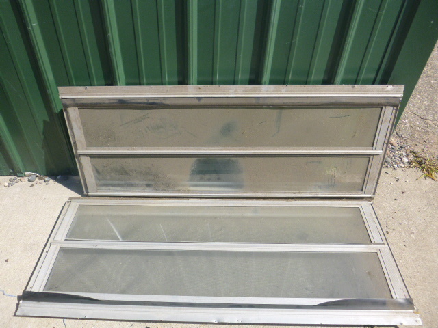 lot 213 image: 2 Fish HouseRV Windows