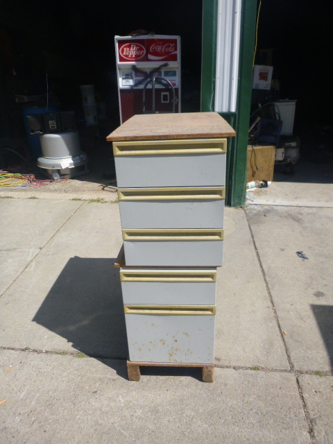 lot 217 image: 2 Garage Cabinets