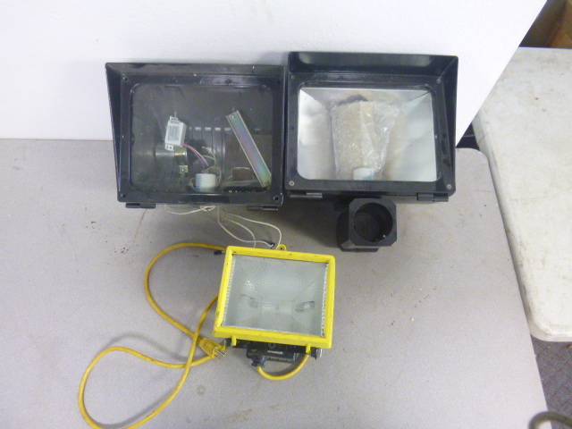 lot 230 image: 2 Outdoor Lights