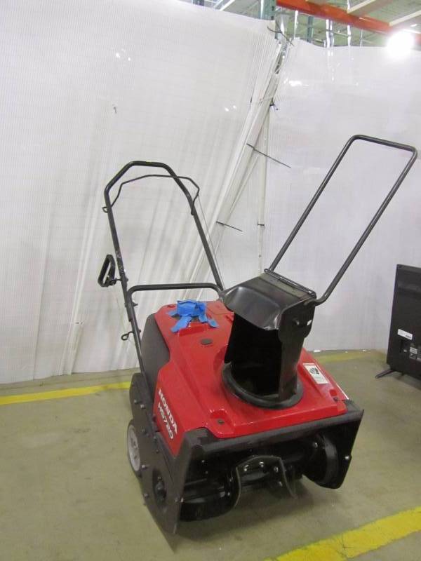 lot 20 image: Honda HS720AM 20 in. Single-Stage Gas Snow Blower