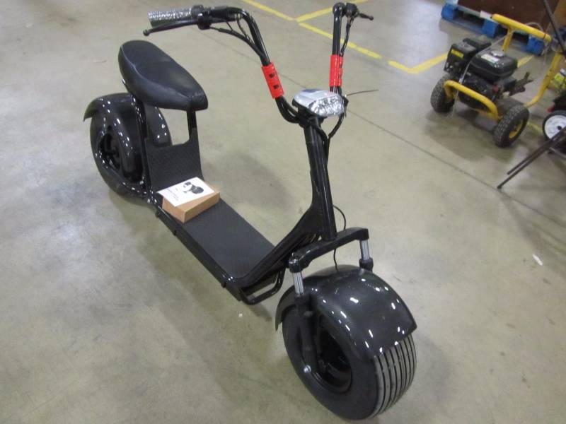 lot 1 image: Fat Boy Style Cali Electric Scooter Long Range Limited Edition