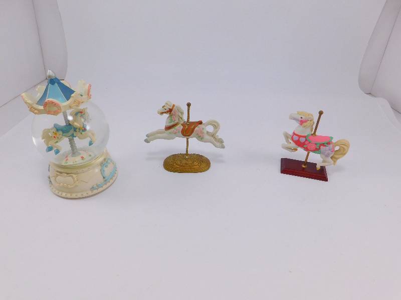 Lot of collectible pony figurines