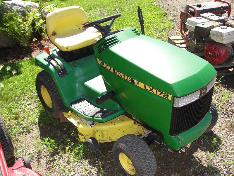 JOHN DEERE LX172 LAWN TRACTOR