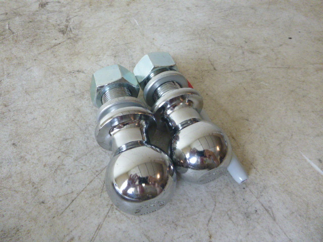 lot 24 image: 2 - 1 78 Balls