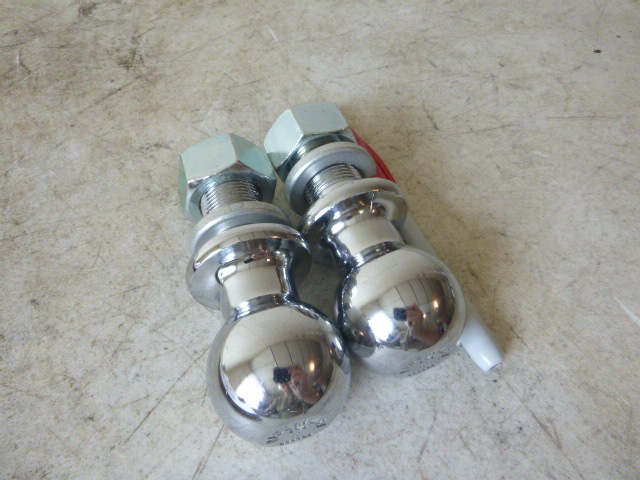 lot 26 image: 2 - 1 78 Balls
