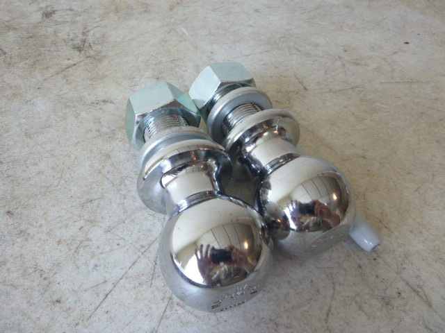 lot 28 image: 2 - 1 78 Balls